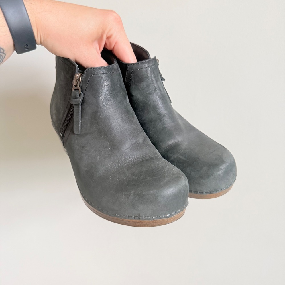 Dansko Max Black Leather Ankle Boots Wood Grain Block Heel Side Zip Womens 37 - Picture 2 of 8
